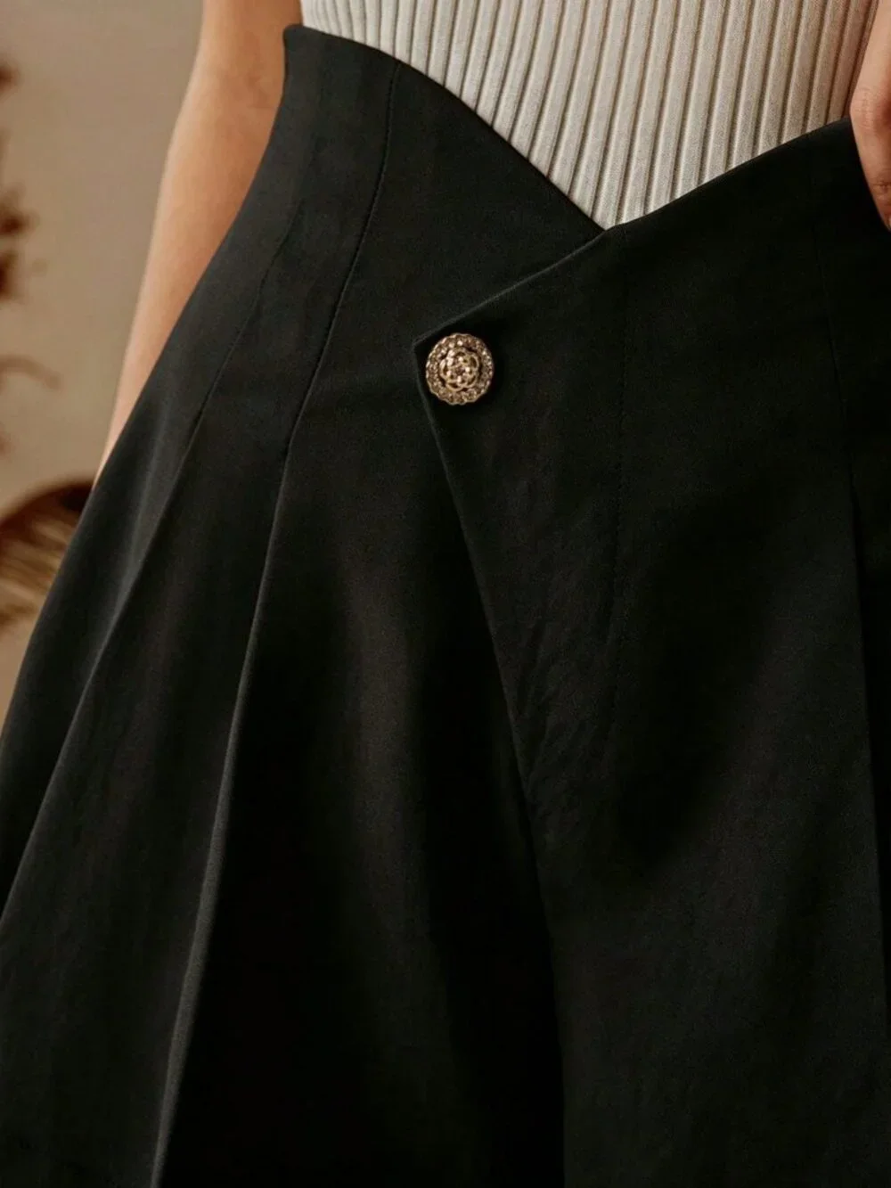 Black Casual Women's High-Waist Asymmetric Inverted Pleat Versatile Shorts